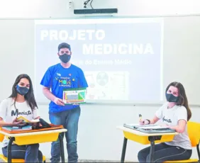 Imagem ilustrativa da imagem Curso prepara estudantes para seleções de Medicina