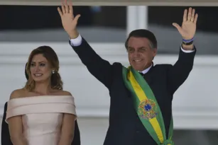 Imagem ilustrativa da imagem Bolsonaro quis trazer ilegalmente joias de R$ 16,5 milhões para Michelle