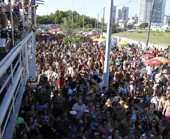 Imagem ilustrativa da imagem Bloco Kustelão faz 20 anos e arrasta multidão em Jardim Camburi