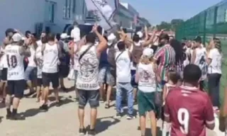Imagem ilustrativa da imagem Ato da torcida do Fluminense em apoio ao elenco termina com invasão do CT