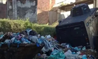Imagem ilustrativa da imagem Blindado da PM derrapa em chorume e cai em lixo no Rio de Janeiro