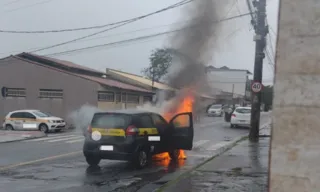 Imagem ilustrativa da imagem Carro de autoescola pega fogo em rua de bairro da Serra