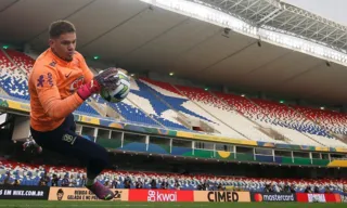 Imagem ilustrativa da imagem Ederson concorre a prêmio de melhor goleiro do mundo