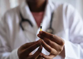 Imagem ilustrativa da imagem Ministério Público investiga médica por alegações falsas sobre vacina de HPV