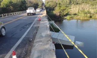 Imagem ilustrativa da imagem Motorista sobrevive após caminhão cair de ponte no ES e ficar submerso em rio