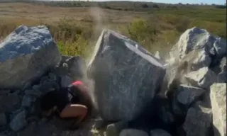 Imagem ilustrativa da imagem VÍDEO | Homem fica prensado por pedra de três toneladas ao tirar foto no Ceará