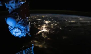 Imagem ilustrativa da imagem Astronautas deixam "cair" maleta com ferramentas durante caminhada no espaço