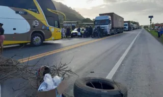 Imagem ilustrativa da imagem BR-101 na Serra é totalmente fechada por moradores em protesto por ônibus