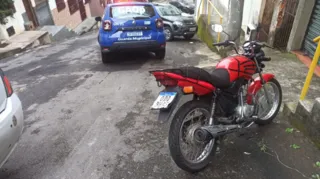 Imagem ilustrativa da imagem Bandidos utilizam fita adesiva para adulterar placa de moto furtada em Vitória