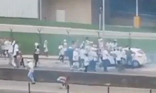 Imagem ilustrativa da imagem Briga de torcidas de Botafogo e Santos tem 121 presos e 2 policiais feridos