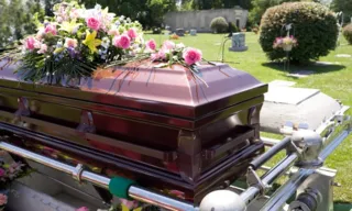 Imagem ilustrativa da imagem Caixão cai de carro de funerária e fica na rua em Minas Gerais