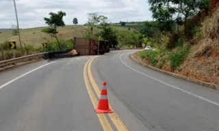 Imagem ilustrativa da imagem Carreta tomba e fecha rodovia no ES; carga fica espalhada na pista