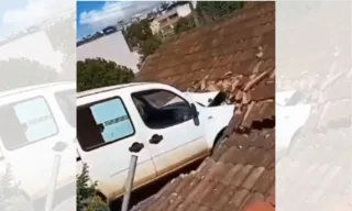 Imagem ilustrativa da imagem Carro desgovernado desce ladeira e acerta telhado de casa no Noroeste do ES