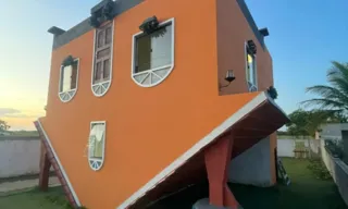 Imagem ilustrativa da imagem Casa de “cabeça para baixo” é ponto turístico em Guriri