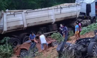 Imagem ilustrativa da imagem Casal morre em acidente com carreta e dois carros de passeio em rodovia do ES