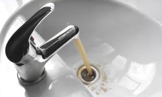 Imagem ilustrativa da imagem Consumidora será indenizada por companhia de saneamento após receber água suja