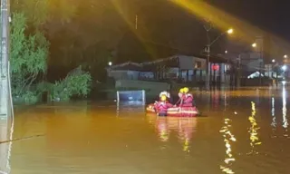 Imagem ilustrativa da imagem Duas mulheres morrem após ter carro arrastado pela correnteza em SC