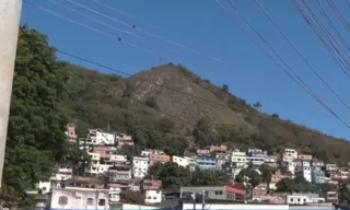 Imagem ilustrativa da imagem Em doze horas, três tiroteios assustam moradores do Morro do Macaco