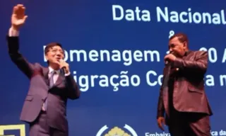 Imagem ilustrativa da imagem Embaixador da Coreia do Sul canta 'Cheia de Manias' com vocalista do Raça Negra