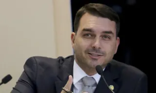 Imagem ilustrativa da imagem Flávio Bolsonaro diz que seu pai ofereceu a ele vaga no Supremo