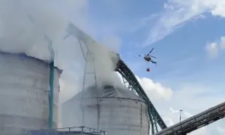 Imagem ilustrativa da imagem Helicóptero ajuda a combater incêndio em fábrica do Norte do ES