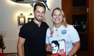 Imagem ilustrativa da imagem Ídolo de Flamengo e Desportiva recebe fãs em Vitória para lançamento de livro