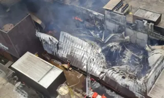 Imagem ilustrativa da imagem Imagens aéreas mostram destruição em fábrica da Cacau Show em Linhares