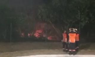 Imagem ilustrativa da imagem Incêndio em área do Aeroporto de Vitória é de grandes proporções, diz Bombeiros