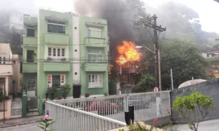 Imagem ilustrativa da imagem Incêndio em terreno de antigo restaurante assusta moradores no centro de Vitória