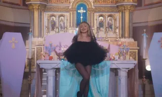 Imagem ilustrativa da imagem Padre é afastado após liberar gravações de clipe de Sabrina Carpenter em igreja