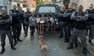 Imagem ilustrativa da imagem Policiais militares compram bolo e cantam "Parabéns" para criança em Vila Velha