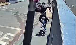 Imagem ilustrativa da imagem Por ciúme da namorada, homem dá voadora e mata idoso em Minas Gerais
