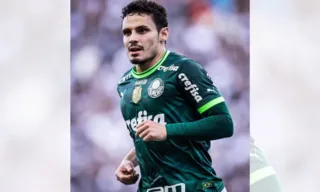 Imagem ilustrativa da imagem Raphael Veiga, do Palmeiras, supera medo e salta de paraquedas durante férias