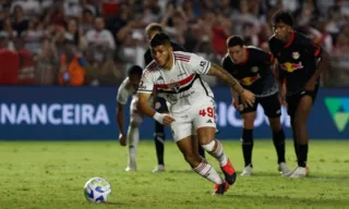 Imagem ilustrativa da imagem São Paulo vence Bragantino com pênalti no fim e ajuda candidatos ao título