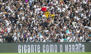 Imagem ilustrativa da imagem Torcida do Vasco 'invoca' vascaínos ilustres em mosaico 3D contra América