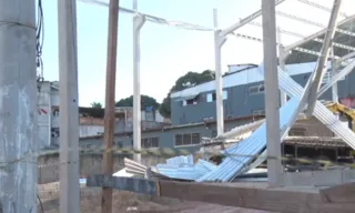 Imagem ilustrativa da imagem Três trabalhadores ficam feridos após teto de galpão ceder em Vila Velha