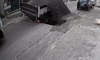 Imagem ilustrativa da imagem VÍDEO | Asfalto cede e caminhão fica preso em cratera em rua de Vila Velha