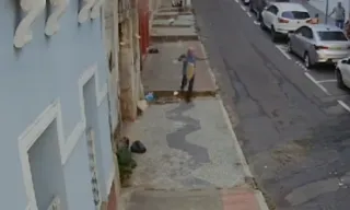 Imagem ilustrativa da imagem VÍDEO | Homem quase é atingido por marquise no Centro de Vitória