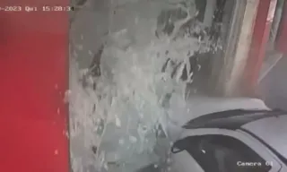 Imagem ilustrativa da imagem VÍDEO | Motorista perde controle de carro e invade loja na Vila Rubim