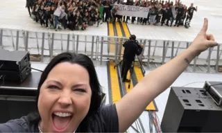 Imagem ilustrativa da imagem Vocalista do Evanescence é flagrada andando de ônibus urbano em São Paulo