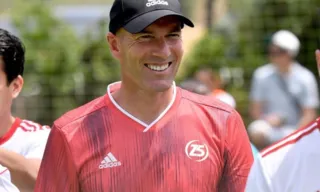 Imagem ilustrativa da imagem Zidane troca experiências e joga futebol com pilotos da Alpine em Madri