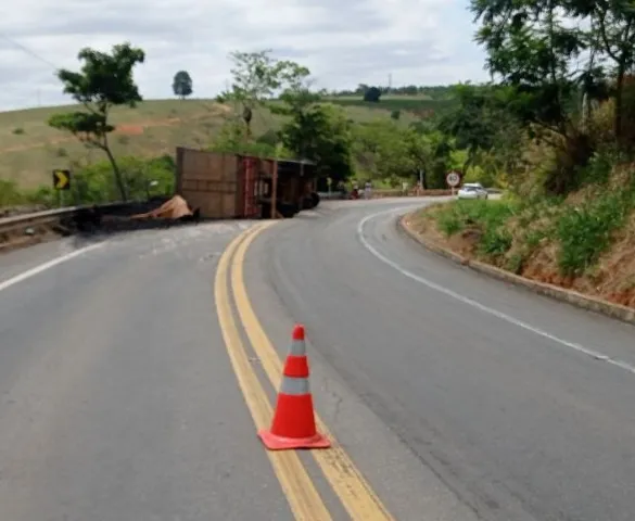 Imagem ilustrativa da imagem Carreta tomba e fecha rodovia no ES; carga fica espalhada na pista