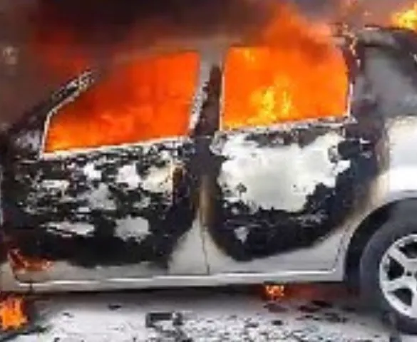 Imagem ilustrativa da imagem Carro pega fogo na descida da Segunda Ponte, em Vitória
