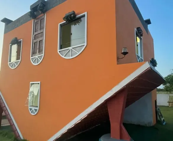 Imagem ilustrativa da imagem Casa de “cabeça para baixo” é ponto turístico em Guriri