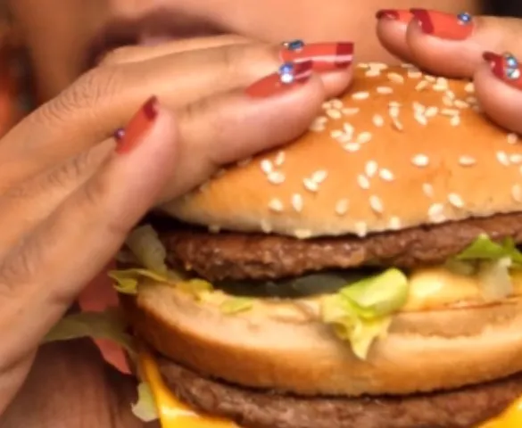Imagem ilustrativa da imagem McDonald's relança Big Mac em versões com fatias de bacon e dobro de carne