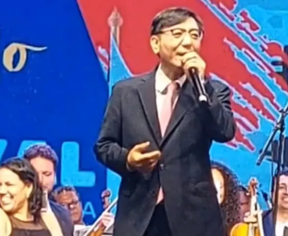 Imagem ilustrativa da imagem VÍDEO | Embaixador coreano viraliza ao cantar 'Cheia de Manias', do Raça Negra