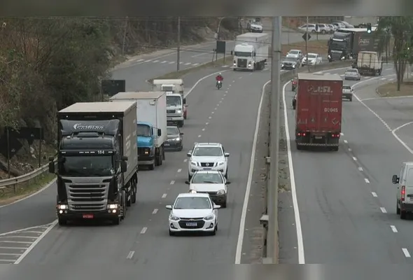 Caminhões na BR-101, em Viana