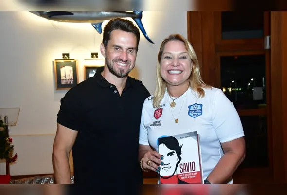 Sávio recebeu o público para uma noite de autógrafos