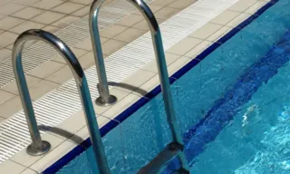 Imagem ilustrativa da imagem Adolescente morre após se enroscar em escada de piscina em prédio