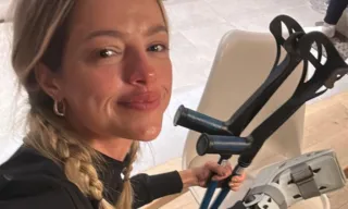 Imagem ilustrativa da imagem Agatha Moreira machuca o pé em viagem pela França: 'Suvenir inesperado'